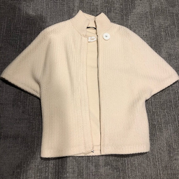 Elie Tahari Jackets & Blazers - Chic cashmere sweater cape